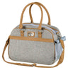 Graue Tasche mit beigen Griffen und Riemen, seitliches Netz und silbernes Emblem, Rolle an der Seite befestigt.