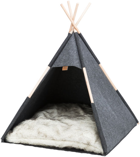Graues Tipi-Zelt mit Holzstangen und weicher Innenpolsterung, leicht geöffnet, seitlich fotografiert.