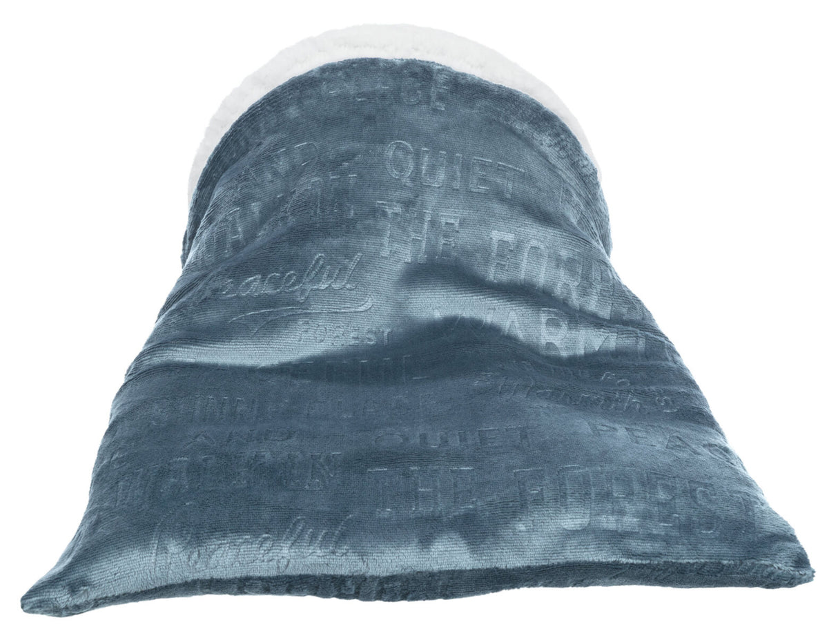 Weicher, blauer Textilstoff mit erhabenen Schriftzügen in verschiedenen Größen und weißem Rand.