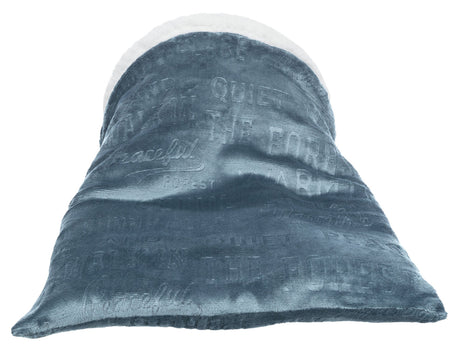 Weicher, blauer Textilstoff mit erhabenen Schriftzügen in verschiedenen Größen und weißem Rand.