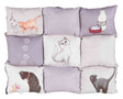 Neun Kissen in Pastelltönen mit Katzen und Milchkarton-Illustrationen, einige mit Pfotenabdrücken.
