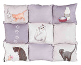 Neun Kissen in Pastelltönen mit Katzen und Milchkarton-Illustrationen, einige mit Pfotenabdrücken.