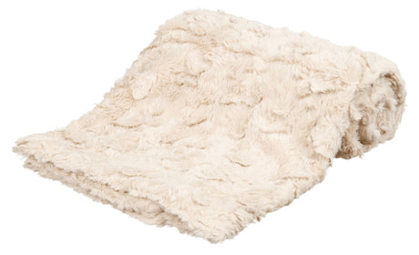 Weiche, cremefarbene Decke aus flauschigem Material, zusammengelegt in einem leicht gerollten Stapel.