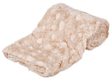 Weiche, beige Decke mit strukturierter Oberfläche und flauschiger Textur, locker gefaltet dargestellt.
