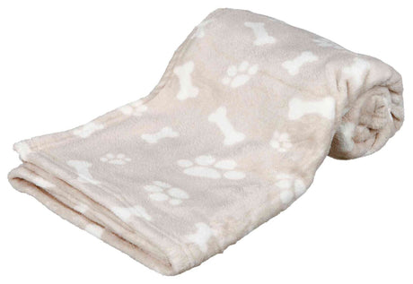 Beige Decke mit weißen Aufdrucken von Knochen und Pfoten, flauschig und zusammengerollt.