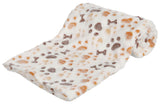 Weiß geflecktes Kuscheltuch mit braunen und orangen Pfoten- und Knochenmustern auf weichem Stoff.