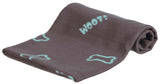 Graue Decke mit hellblauen Knochenmotiven und dem Schriftzug "Woof!" in derselben Farbe aufgerollt.
