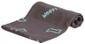 Graue Decke mit hellblauen Knochenmotiven und dem Schriftzug "Woof!" in derselben Farbe aufgerollt.