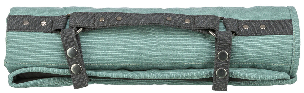 Rolle aus grünem Stoff mit schwarzen Gurten und silbernen Knöpfen, vermutlich eine tragbare Matte oder Tasche.