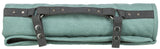 Rolle aus grünem Stoff mit schwarzen Gurten und silbernen Knöpfen, vermutlich eine tragbare Matte oder Tasche.