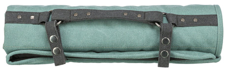 Rolle aus grünem Stoff mit schwarzen Gurten und silbernen Knöpfen, vermutlich eine tragbare Matte oder Tasche.