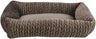 Rechteckiges, braunes Bett mit geflochtenem Design und weichem, gepolstertem Inneren.