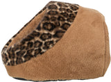 Braune, fellartige Höhle mit Leopardenmuster an der Öffnung, weiche Textur und runde Form, dunkler Boden.