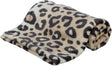 Gebraeunte, flauschige Decke mit dunkelbraunem Leopardenmuster, eng zusammengerollt.
