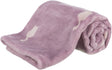 Weiche, lila Decke mit weißem Katzendesign, gerollt und aus flauschigem Material.