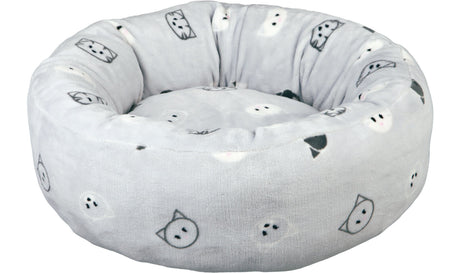 Rundes, graues, gepolstertes Bett mit schwarzen und weißen Katzengesichtern als Muster.