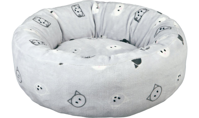 Rundes, graues, gepolstertes Bett mit schwarzen und weißen Katzengesichtern als Muster.