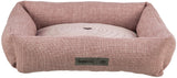 Rechteckiges, rosafarbenes Hundebett mit gepolstertem Herz-Design-Kissen, Stoffstruktur und Label "homeEdition".