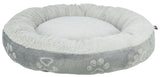 Rundes, flauschiges Tierbett in hellem Grau und Weiß mit Pfotenabdruckmuster auf der Außenseite.
