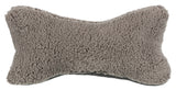 Graues, flauschiges Kissen in Knochenform mit weicher Textur und gleichmäßiger Oberfläche.