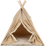 Beiges Tipi mit fünf Holzstangen und gefranstem Vorhang, Textilmuster oben, flauschiger Innenboden.