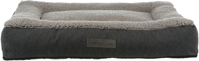 Rechteckiges Hundebett mit grauem Stoffbezug und flauschiger, heller Liegefläche, Label „vital Edition“.