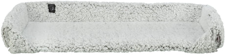 Langes rechteckiges, flauschiges, graues Kissen mit erhöhten Rändern und einem kleinen schwarzen Etikett.