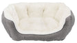 Graues, gestreiftes Tierbett mit weichem, weißem, plüschigem Innenfutter.