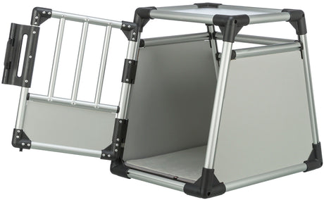 Silberfarbener Transportkäfig mit schwarzem Rahmen, geöffnete Fronttür mit Gitterdesign, stabile Konstruktion.