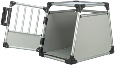 Silberne, rechteckige Transportbox aus Metall mit einer offenen Gittertür an der Vorderseite und schwarzen Ecken.