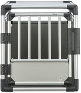 Metallkäfig mit Gitterstäben, schwarzem Rahmen und silbernem Gehäuse, geeignet als Transportlösung.