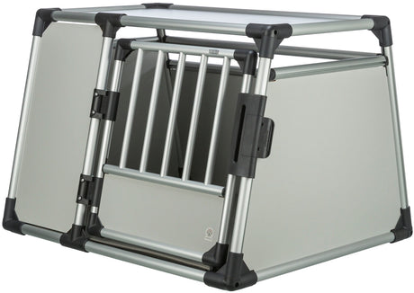 Silberne Transportbox aus Metall mit schrägem Dach und Gittertür, umrahmt von stabilen schwarzen Kunststoffecken.