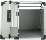 Silberfarbener Metall-Transportkäfig mit geöffnetem Gittertür und schwarzen Eckverbindern.