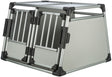 Silberne, robuste Transportbox aus Metall mit zwei Gittern auf der Vorderseite und schwarzen Kunststoff-Ecken.