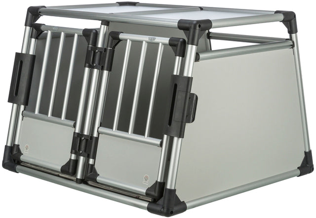 Silberne, robuste Transportbox aus Metall mit zwei Gittern auf der Vorderseite und schwarzen Kunststoff-Ecken.