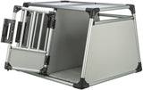 Transportbox aus silbernem Metall mit schwarzem Kunststoffrahmen und Gittertür, rechteckige Form.