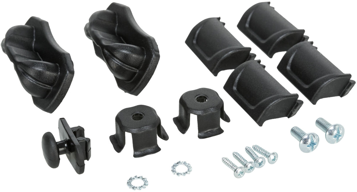Schwarze Kunststoffteile verschiedener Formen und Größen, darunter Clips und Schrauben, auf weißem Hintergrund.