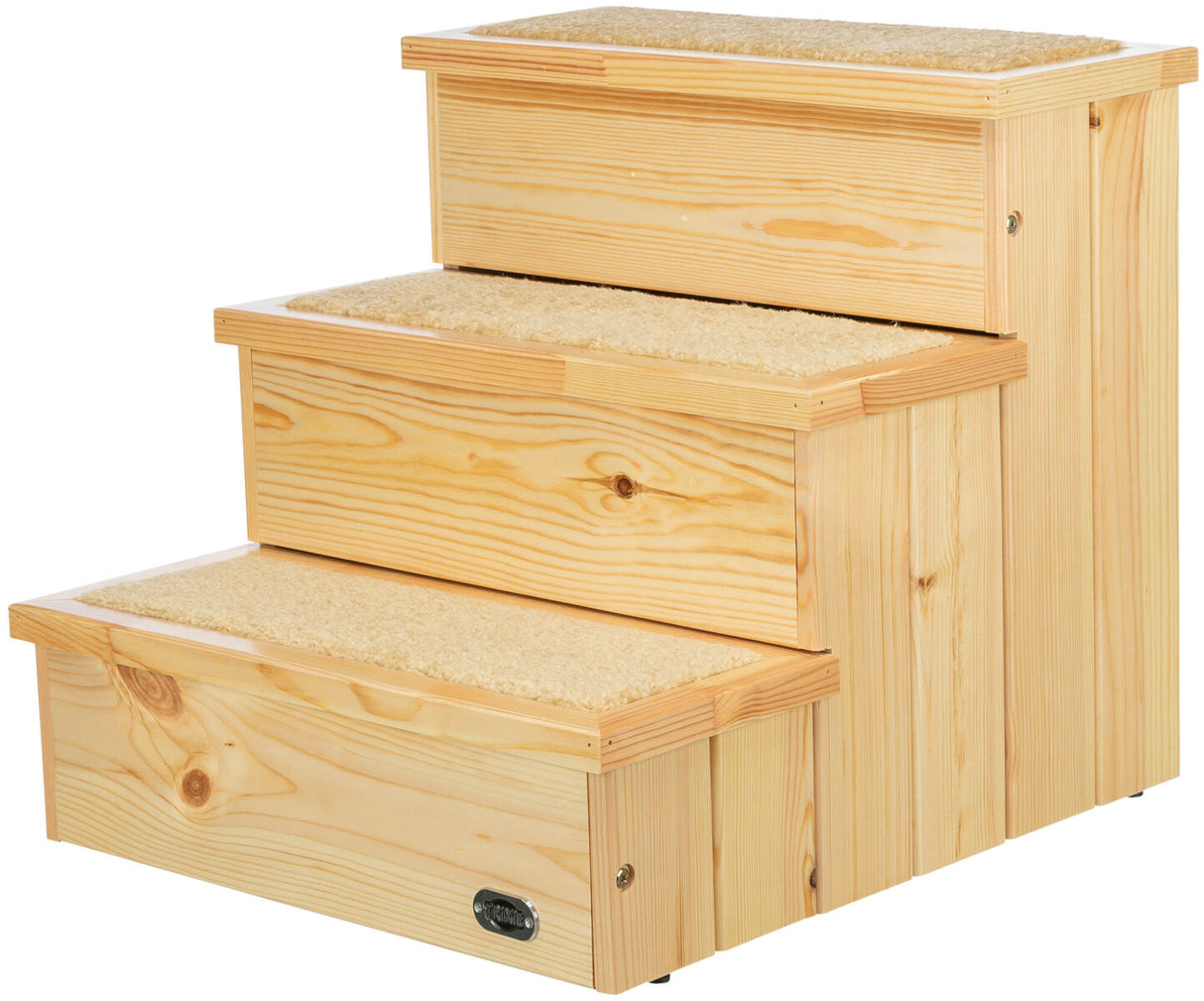 Holztreppe mit drei Stufen, jede mit beige gepolstertem Teppichbelag, natürliche Holzmaserung sichtbar.