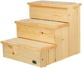 Holztreppe mit drei Stufen, jede mit beige gepolstertem Teppichbelag, natürliche Holzmaserung sichtbar.
