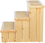Holztreppe mit drei Stufen, jede mit beigem Teppich bedeckt, seitliche Ansicht.