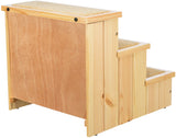 Holztreppe mit zwei Stufen, beige Polsterung auf den Stufen und der Oberseite, Holz mit natürlicher Maserung.