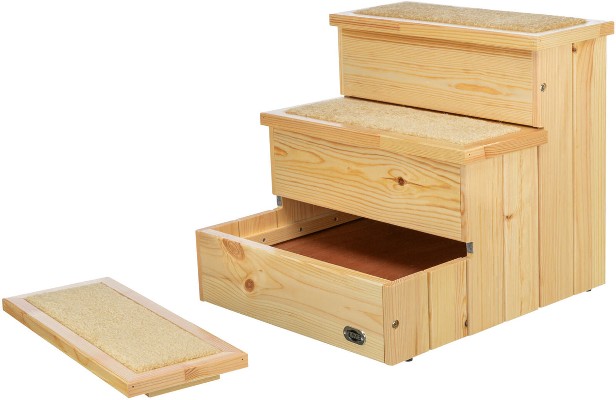 Holztreppe mit drei Stufen, darunter zwei mit Teppichauflagen und einer ausziehbaren Schublade im unteren Bereich.