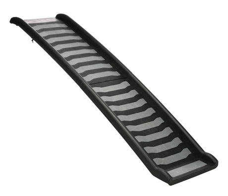 Schwarze rampe mit gestreiftem Muster auf der Oberfläche.