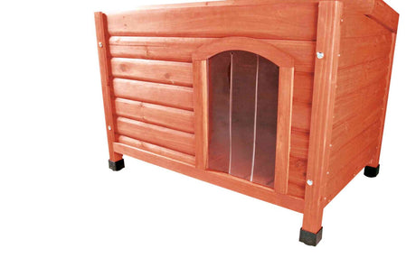 Holzfarbene Hundehütte mit rechteckigem Eingang und schwarzen Standfüßen, Vorderteil sichtbar.