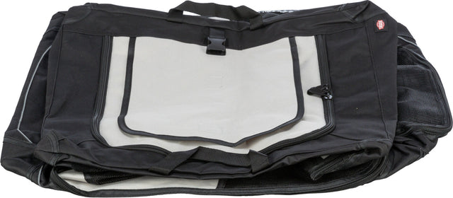 Schwarze Tasche mit grauem Einsatz, Tragegriff und Reißverschlüssen, aufgeschlagen und flach liegend.