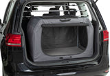 Grau-schwarze Transportbox im Kofferraum eines Autos mit geöffnetem Heck.