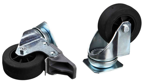 Zwei Lenkrollen mit schwarzen Gummirädern und silbernen Metallgehäusen, eine mit Kunststoffbremse.