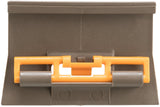 Braune rechteckige Klammer mit orangem Schließmechanismus, passend für eine Transportbox.