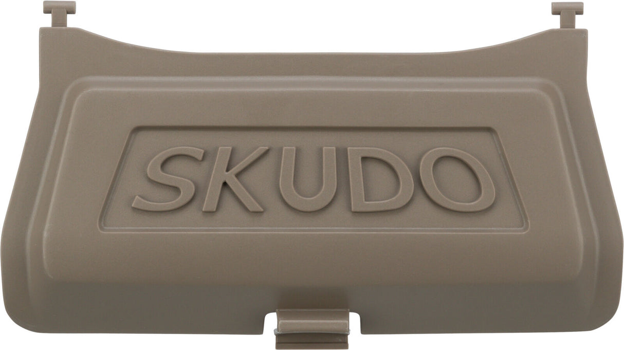 Braune Kunststoffabdeckung mit der Aufschrift "SKUDO" in der Mitte.