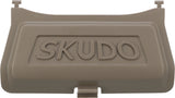 Braune Kunststoffabdeckung mit der Aufschrift "SKUDO" in der Mitte.